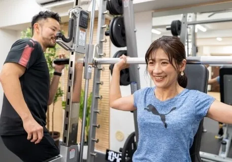 パーソナルトレーニングジムサモーナでパーソナルジムを受ける女性
