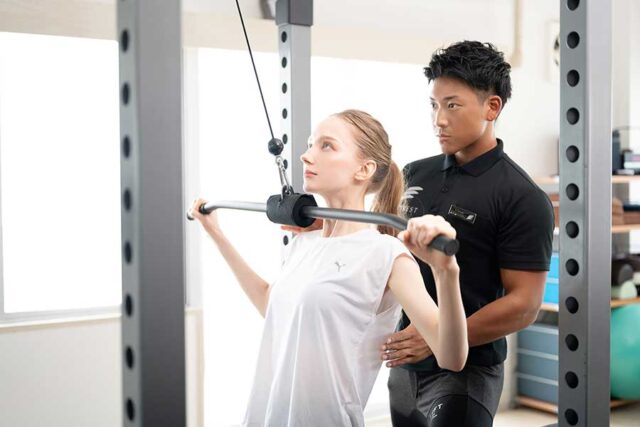 パーソナルジムASPIでパーソナルトレーニングを受ける女性