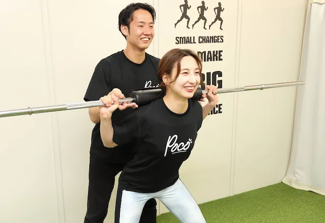 パーソナルジム Pocoでパーソナルトレーニングを受ける女性