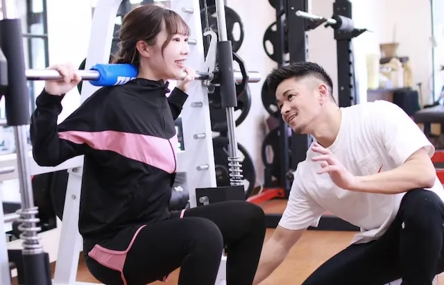 クロムフィット湘南 平塚店でパーソナルトレーニングを受ける女性