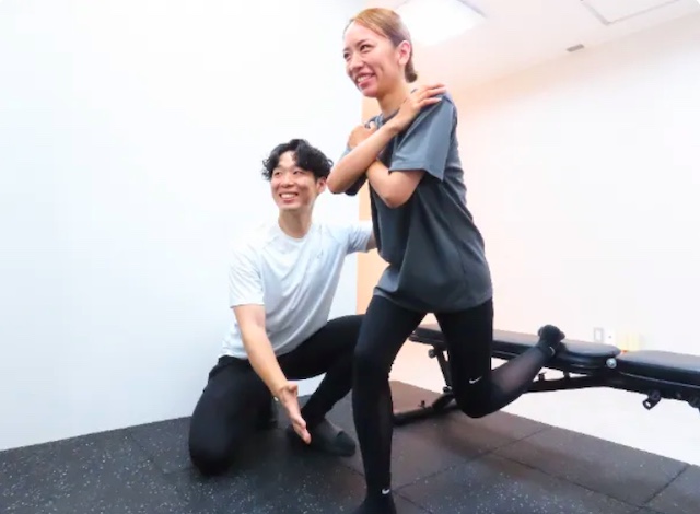 パーソナルジムFRECCIA西新井店でパーソナルトレーニングを受ける女性