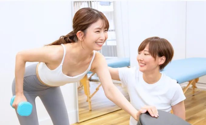 女性専用パーソナルジムCatréでパーソナルトレーニングを受ける女性