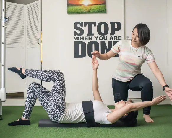 Brighter Gymでパーソナルトレーニングを受ける女性