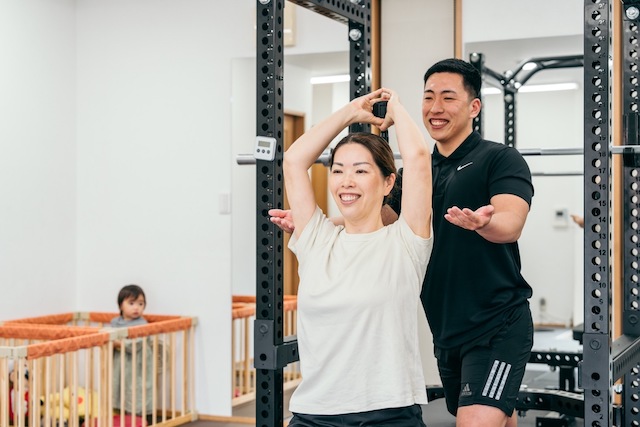 Smile gym 六町店でパーソナルトレーニングを受ける女性