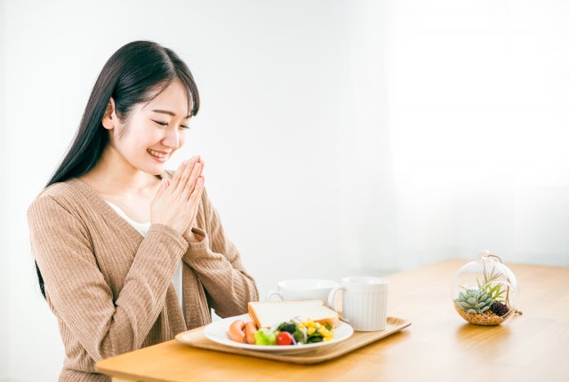 食事指導する女性