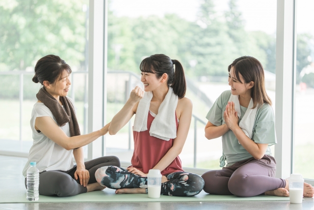 談笑する女性