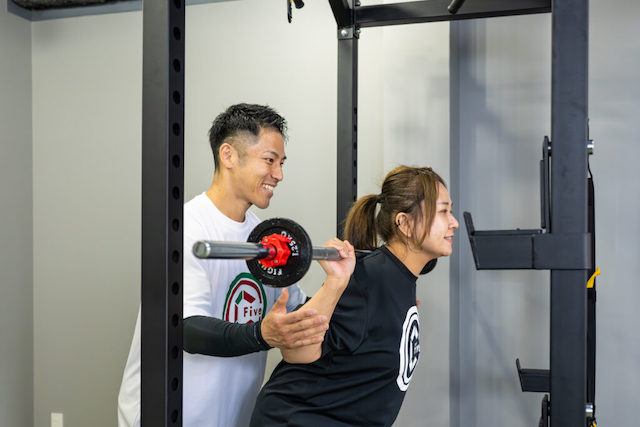 C-Fiveパーソナルジムでパーソナルトレーニングを受ける女性