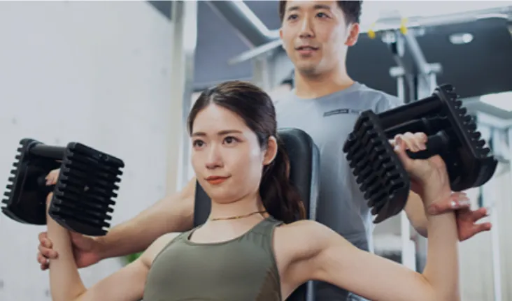 PERSONAL GYM BASISでパーソナルトレーニングを受ける女性