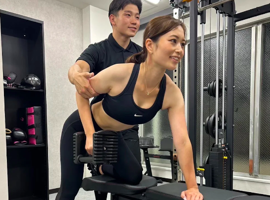 PALES personal training gym中野新橋店でパーソナルトレーニングを受ける女性