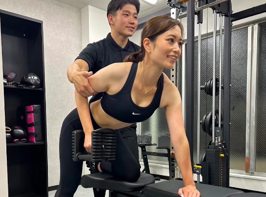 PALES personal training gymでパーソナルトレーニングを受ける女性