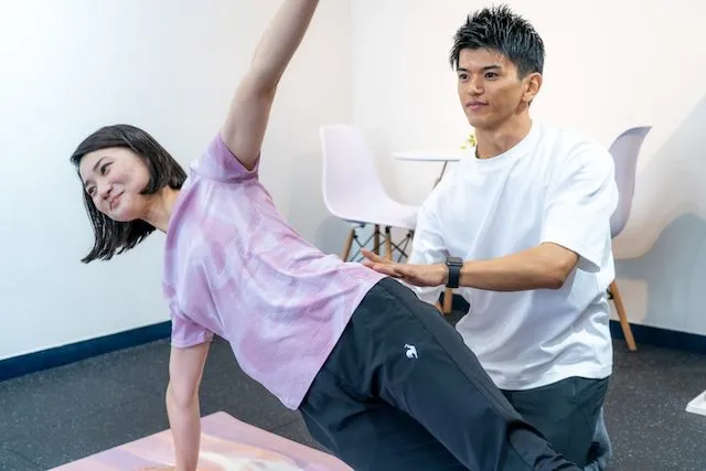 Suitableパーソナルジムでパーソナルトレーニングを受ける女性