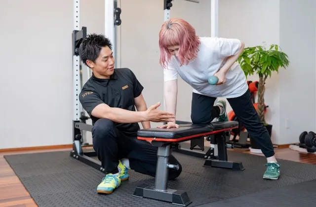 HPER八潮店でパーソナルトレーニングを受ける女性