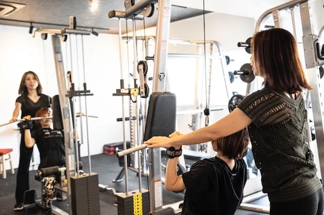 Granfit（グランフィット）覚王山でパーソナルトレーニングを受ける女性