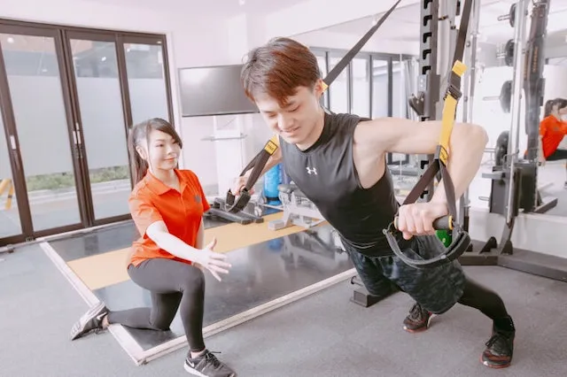 マタドール・パーソナルトレーニングジム覚王山店でパーソナルトレーニングをする女性トレーナー